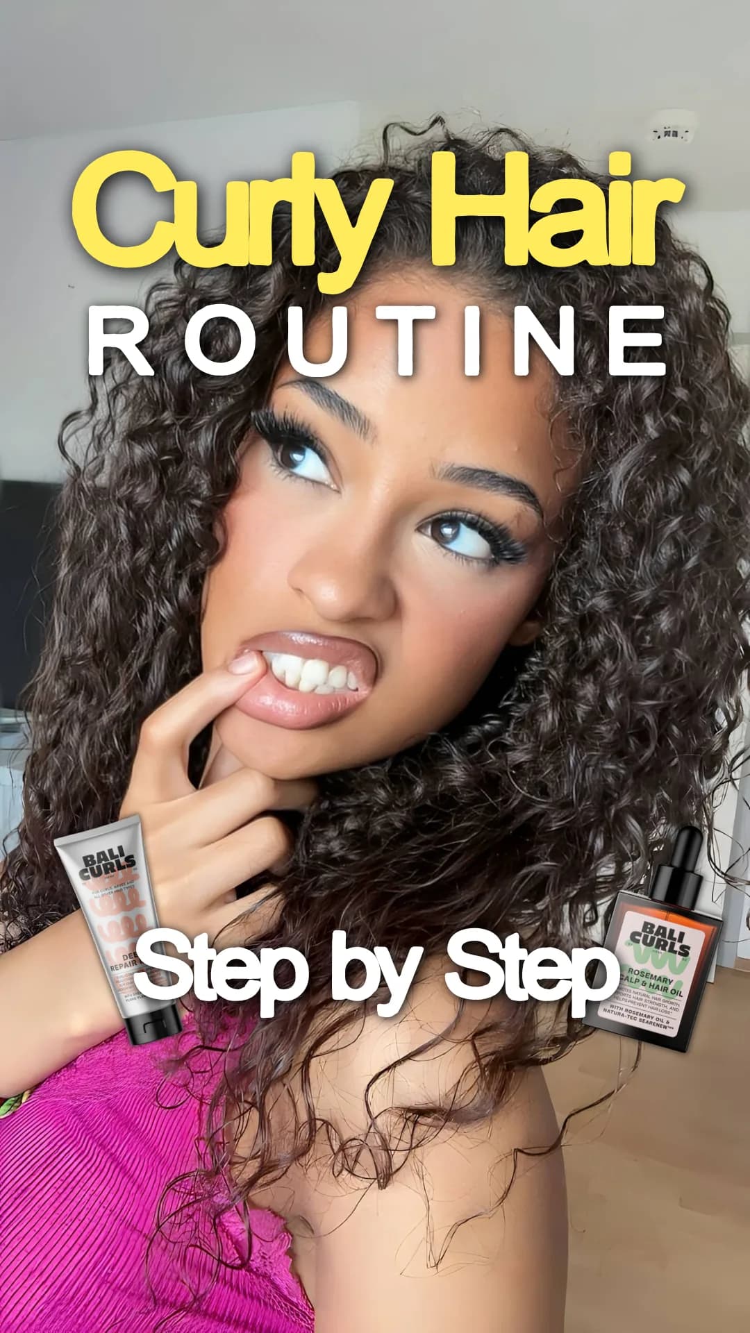 Titelbild des Videos „Curly-Hair-Routine Schritt für Schritt“: Alexia mit definierten Locken, daneben zwei Haarprodukte.